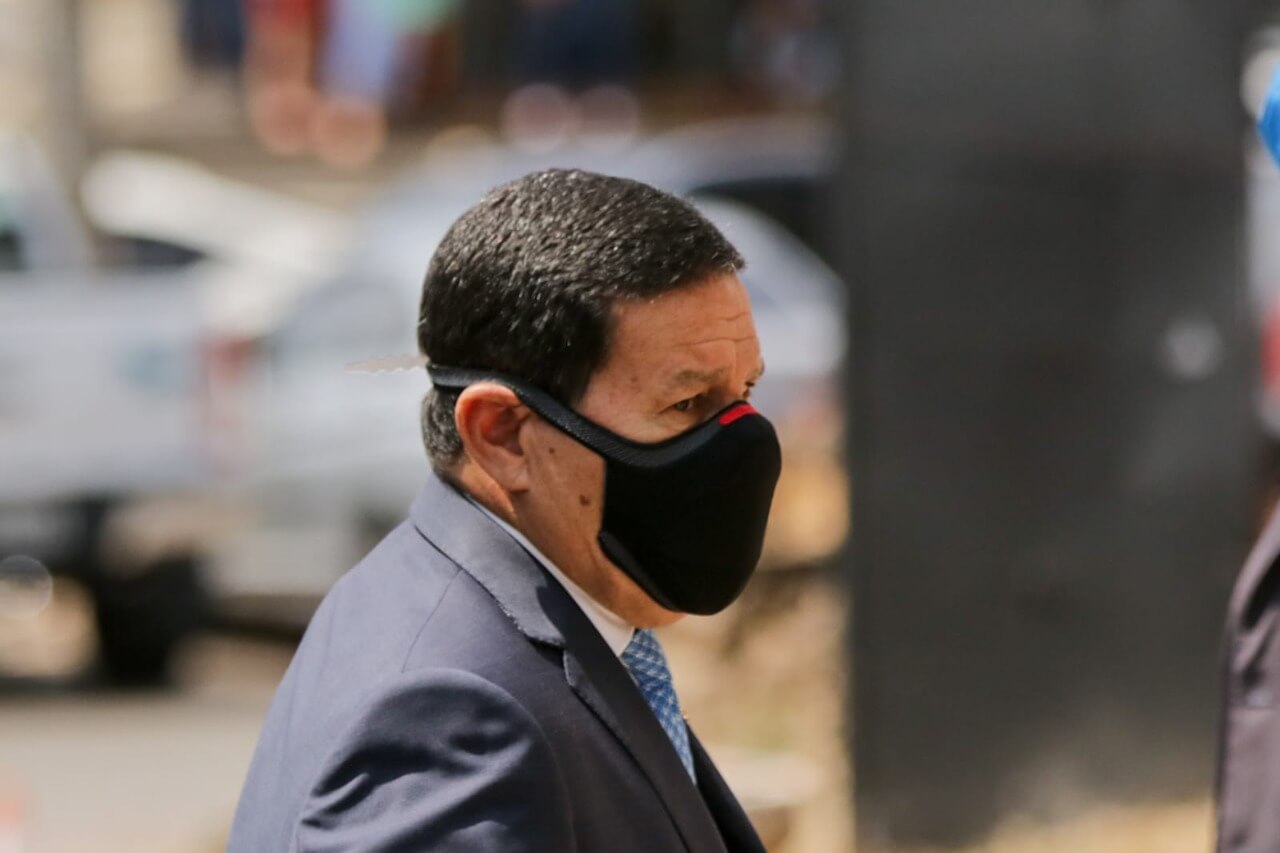 Mourão diz que Bolsonaro pode ter de cancelar viagem para a Rússia