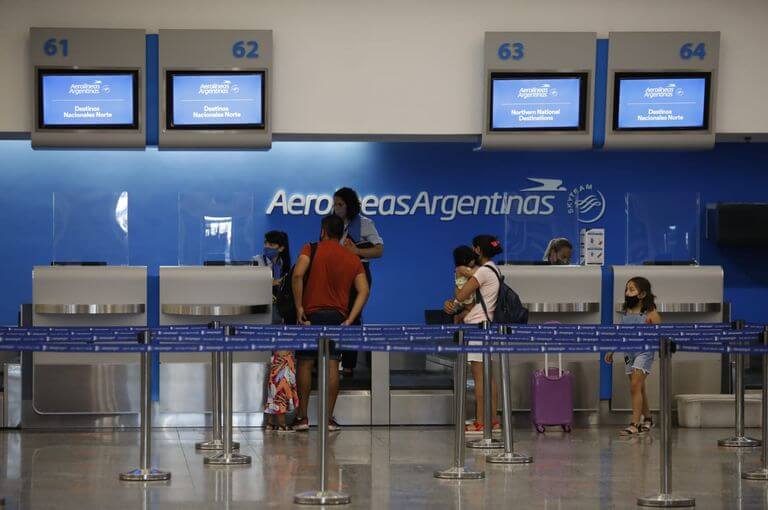 En las aerolíneas, las reprogramaciones pueden tener penalidades que van desde los 150 dólares