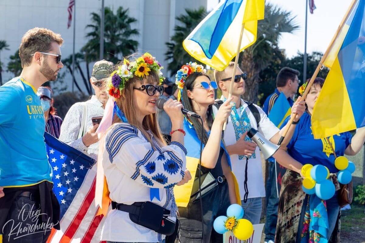 Iryna Vasylkova (vestido blanco) es directora del programa de diplomacia cultural del Centro de Arte Ucraniano (UAC).