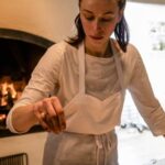 A chef Clare de Boer prepara um prato no seu novo restaurante Stissing House, em Pine Plains, interior do estado de Nova York Foto: Lauren Lancaster / The New York Times
