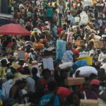 Vendedores ambulantes trabajaban a pesar de la continua huelga general en Puerto Príncipe, Haití, el martes 26 de octubre de 2021. Los sindicatos junto con otros haitianos convocaron a una huelga general para exigir el fin de los secuestros, la violencia y la inseguridad en las calles.